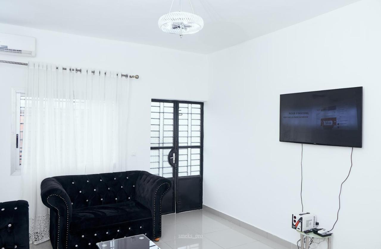 L'Immeuble Queen M.N.M Douala Exterior photo