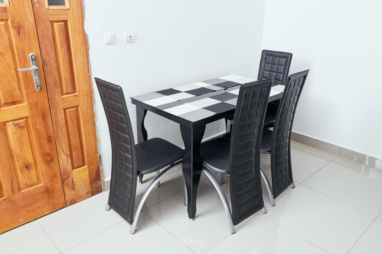L'Immeuble Queen M.N.M Douala Exterior photo