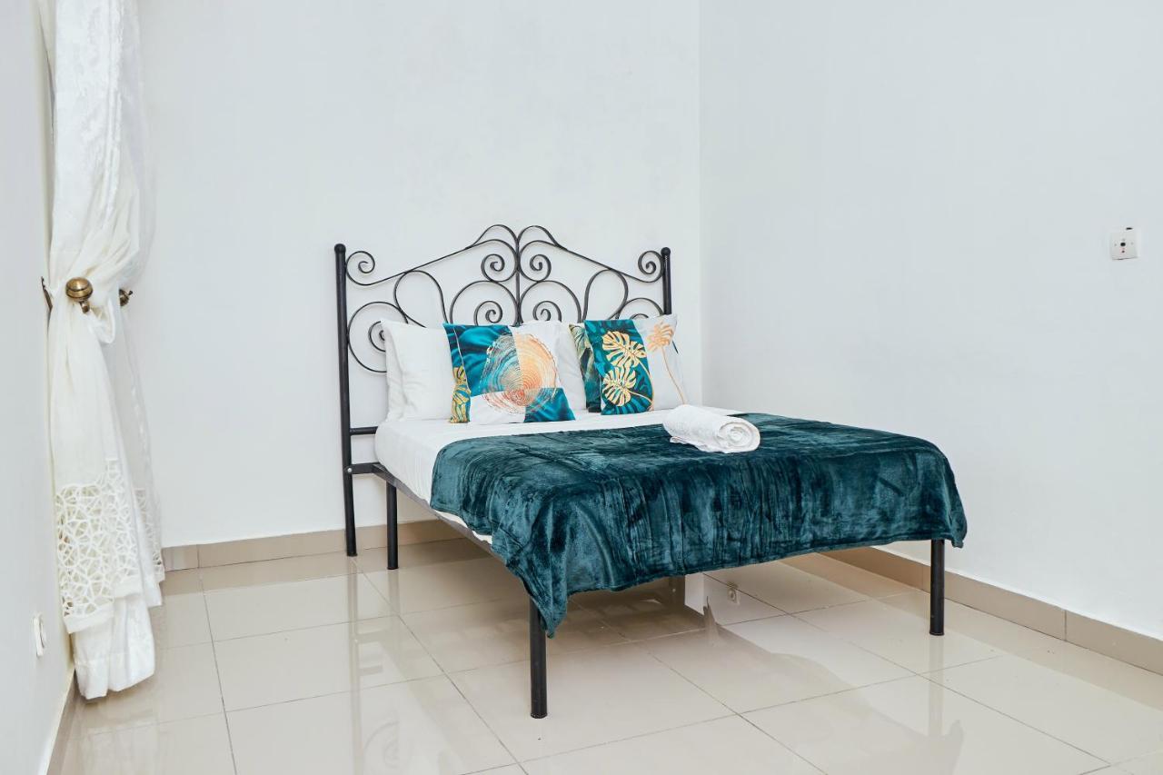 L'Immeuble Queen M.N.M Douala Exterior photo