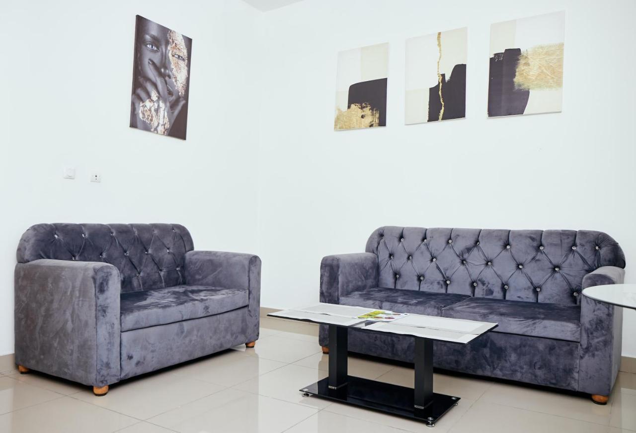 L'Immeuble Queen M.N.M Douala Exterior photo