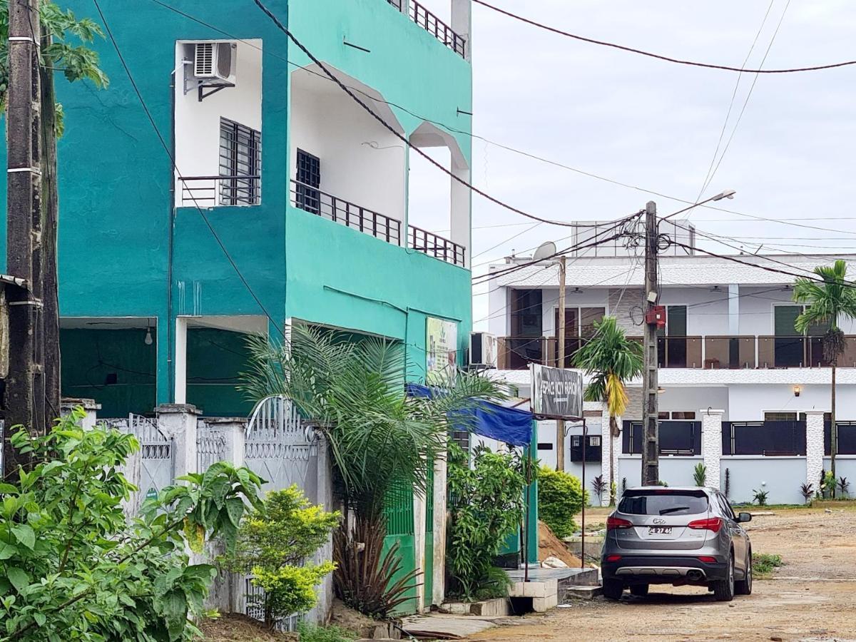 L'Immeuble Queen M.N.M Douala Exterior photo